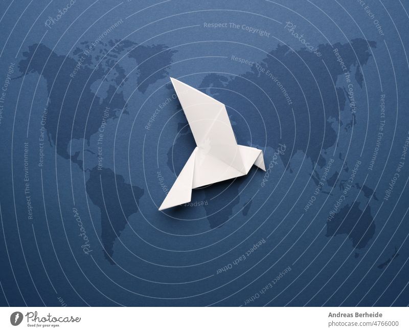 Weiße Origami-Taube auf einem blauen Papierhintergrund Weltfrieden Frieden Freiheit weltweit Liebe Vertrauen Hoffnung Farbe Transformation Konzept Zusammensein