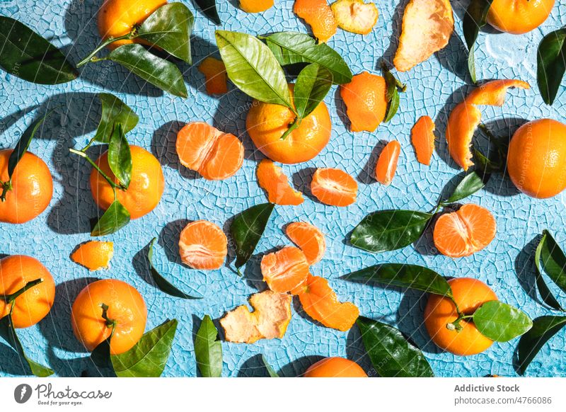 Mandarinen und Blätter mit Schale auf rissigem Hintergrund Blatt exotisch Frucht Scheibe Zitrusfrüchte reif tropisch Zusammensetzung farbenfroh Vitamin frisch