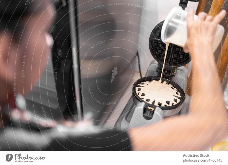 Unbekannte Frau gießt Teig in das Waffeleisen kulinarisch Küche Gerät Dessert Vorrichtung Koch Küchengeräte vorbereiten Prozess lecker Utensil