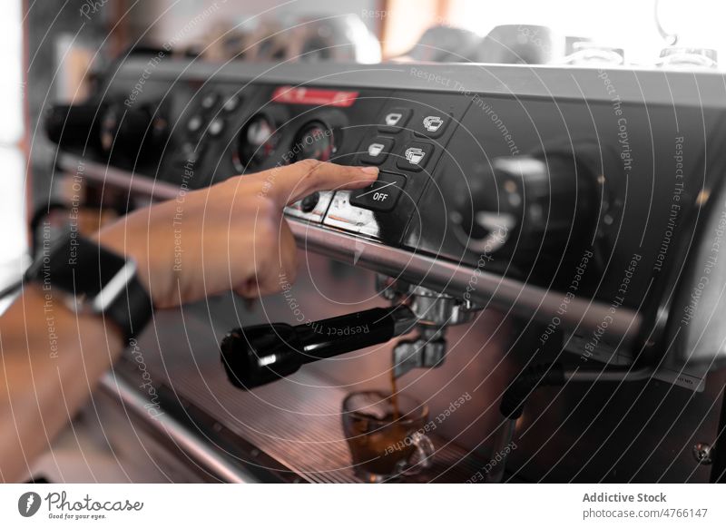 Unbekannter Barista drückt Taste an Kaffeemaschine Maschine Espresso brauen Café Getränk Vorrichtung Dienst vorbereiten Hand Schaltfläche Presse Portafilter