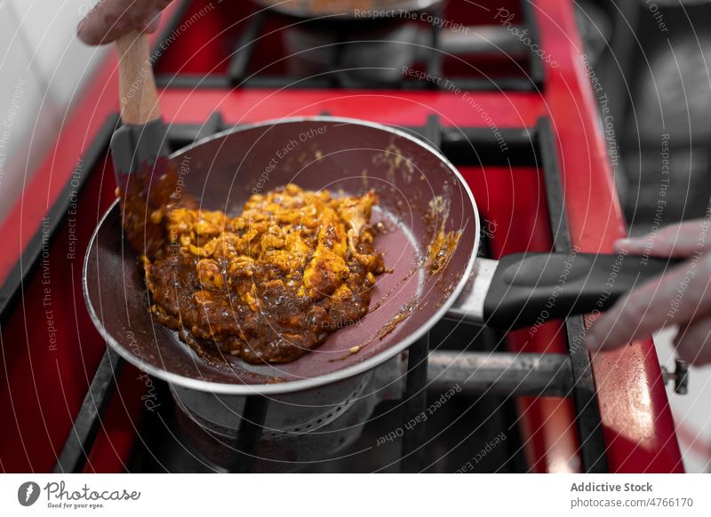 Gesichtsloser Koch brät Eier mit Soße mexikanisches Essen braten Maulwurf xiqueño Saucen Speise kulinarisch Küche Lebensmittel Bratpfanne gebraten lecker