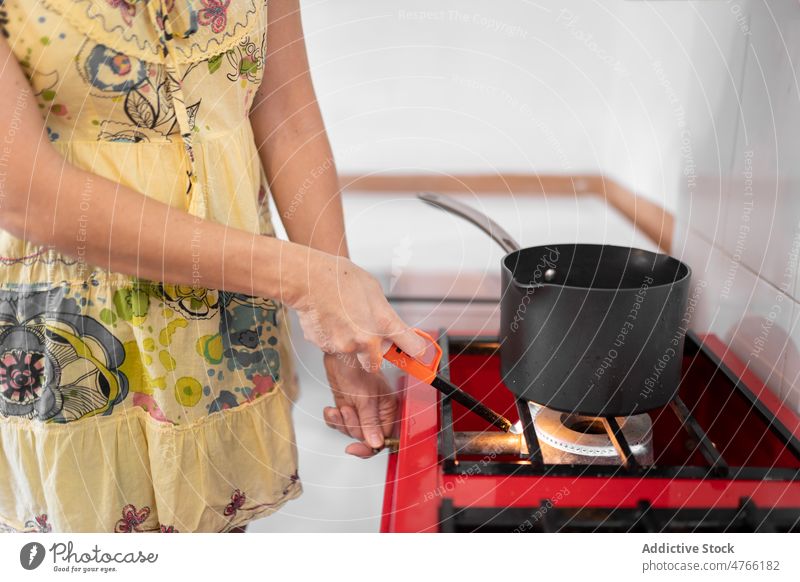 Unbekannte Frau zündet Gasherd an Herd Feuerzeug Küche Brandwunde Pfanne kulinarisch Küchengeräte Vorrichtung Licht mexikanisches Essen hispanisch ethnisch