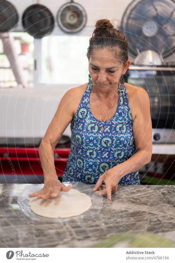 Mexikanische Frau macht Teig für Tortilla mexikanisches Essen Teigwaren roh Küche Koch kulinarisch Café Arbeit traditionell gemischte Rasse hispanisch ethnisch