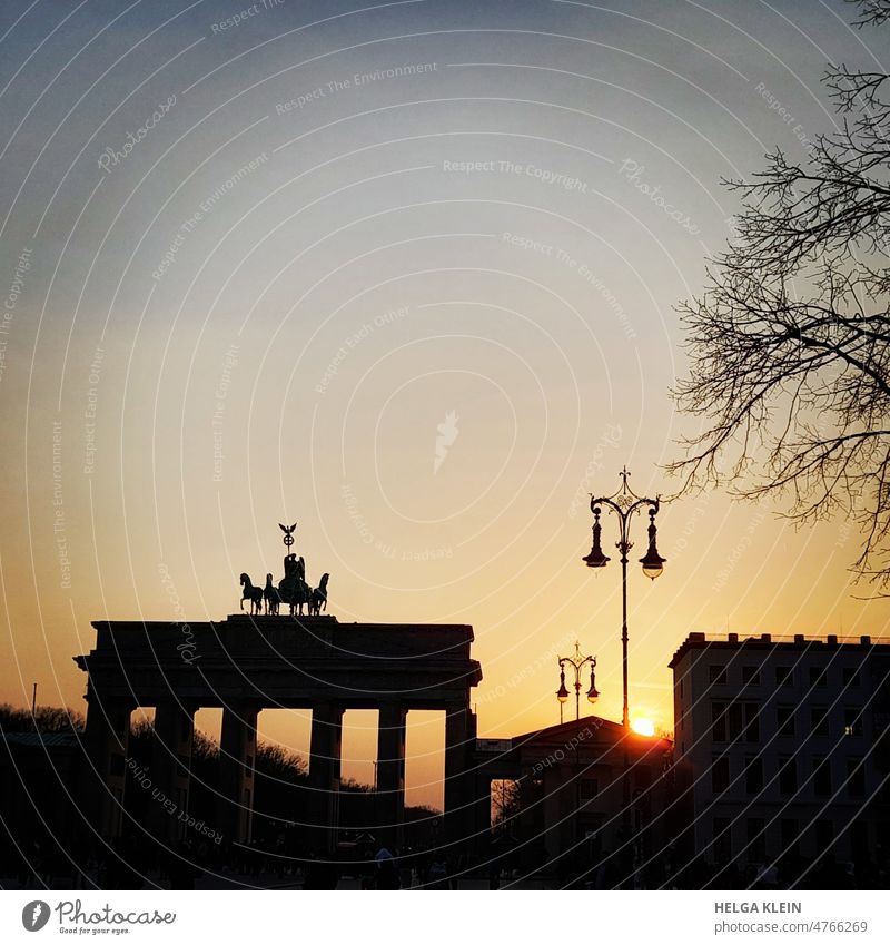 Berlin BrandenburgerTor Brandenburger Tor Wahrzeichen historisch Quadriga Sonnenuntergang rot Sehenswürdigkeit Pariser Platz Sightseeing Denkmal Abendstimmung
