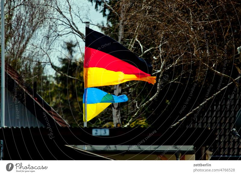Oben deutsch, unten ukrainisch deutschland fahne hoheitszeichen nation nationalität solidarität stadtbezirk straßenfotografie street photography szene szenerie