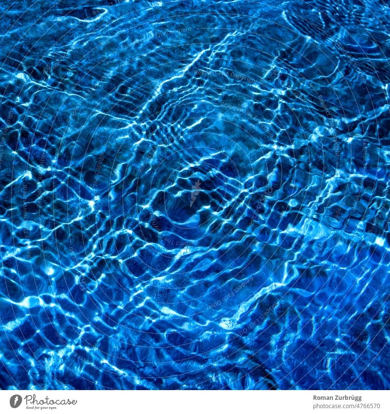 Glitzenrdne Wasseroberfläche eines Wildbachs Trinkwasser Wellen blau tiefblau suber rein natürlich gesund Sonne Sonnenlicht Refexion risch nass Aussenaufnahme