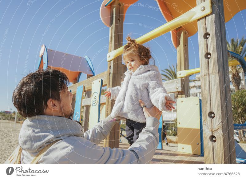 Vater und Tochter verbringen gemeinsam Zeit auf dem Spielplatz an einem sonnigen Tag Single dady Familie Kleinkind Feiertage Winter Leben offen täglich Routine