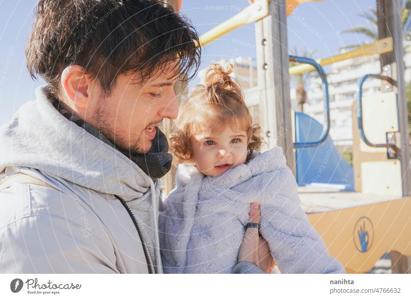 Vater und Tochter verbringen gemeinsam Zeit auf dem Spielplatz an einem sonnigen Tag Single dady Familie Kleinkind Feiertage Winter Leben offen täglich Routine