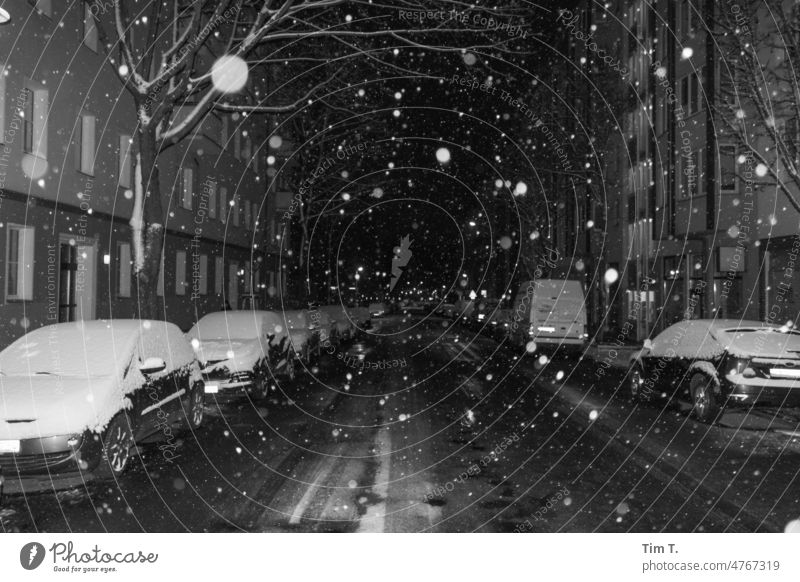 es schneit in Berlin Nacht Schnee schneien bnw s/w Außenaufnahme Schwarzweißfoto Stadt Hauptstadt Menschenleer Stadtzentrum Architektur Altstadt Friedrichshain