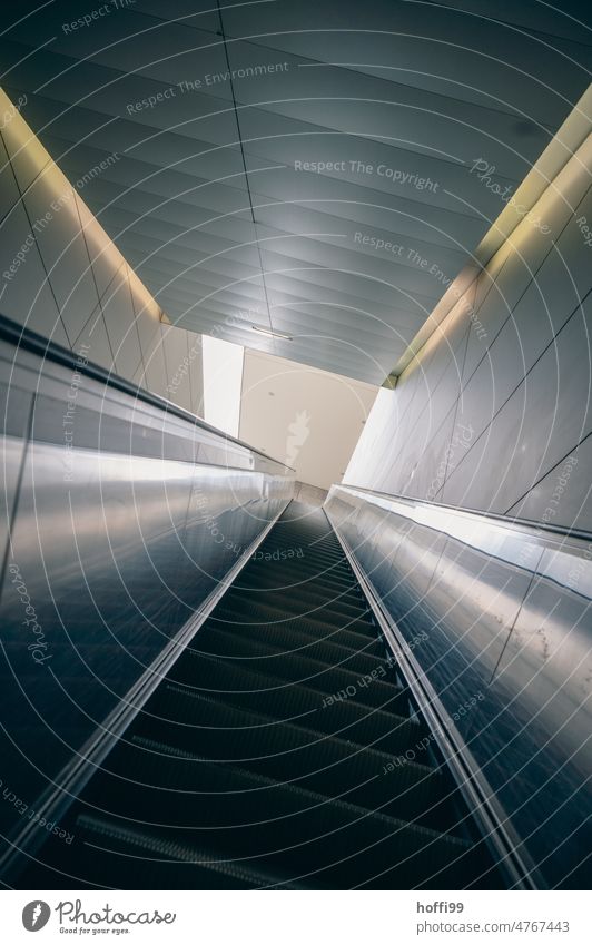 Rolltreppe aus dem Untergrund nach oben ans Licht UBahn hochfahren aufwärts dem Licht entgegen Licht am Ende des Tunnels licht am ende des tunnels Architektur