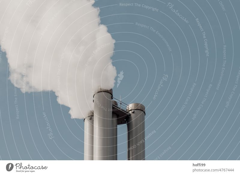 Abgase Emission mit Schornstein Wasserdampf dreckig bedrohlich Luftverschmutzung Braunkohle Kühlturm Stromkraftwerke Umwelt CO2-Ausstoß gigantisch Emmission