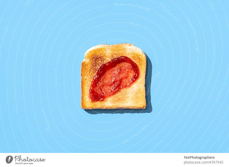 Toastbrot mit Erdbeermarmelade isoliert auf blauem Hintergrund oben Brot Frühstück hell Nahaufnahme Farbe knackig Kruste ausschneiden lecker Dessert