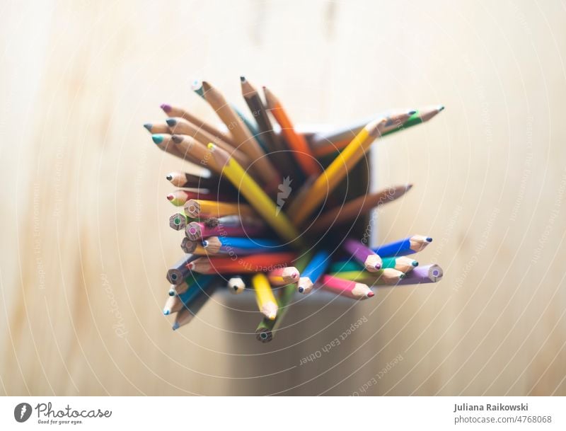viele bunte Buntstifte von oben Stifte Kreativität malen Kunst Schule zeichnen Freizeit & Hobby mehrfarbig Schreibwaren Farbstift Kindheit Farbfoto Schreibstift