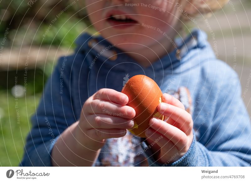 Ostern Kind mit Ei Osterhase Frühling suchen fröhlich Familie einfach Glück Fastenzeit Frühjahr