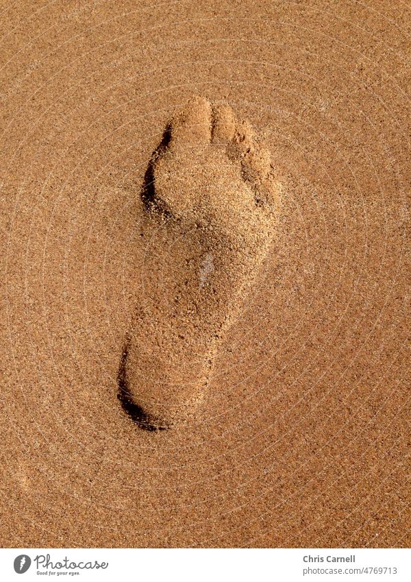 Abstrakter Fußabdruck auf einem Strand im Sand Wasser Barfuß Meer Fußspur Sommer Feiertag Seeküste abstrakt