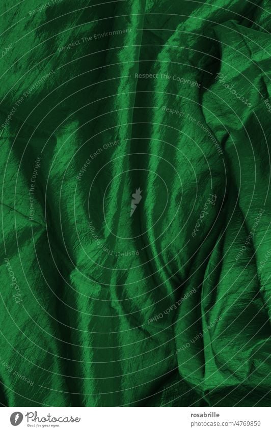 Versteckt | hinter grünem Satin-Tuch versteckt Falten verborgen Stoff Textil Hoffnung Licht und Schatten Faltenwurf Kleidung nähen Webstoff leuchtend intensiv