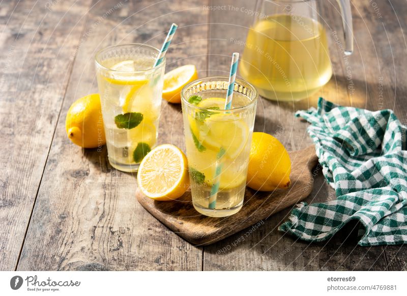 Ein Glas frische Limonade Getränk Zitrusfrüchte kalt copyspace lecker trinken Tropfen Frucht selbstgemacht vereinzelt Saft saftig Zitrone liquide Minze