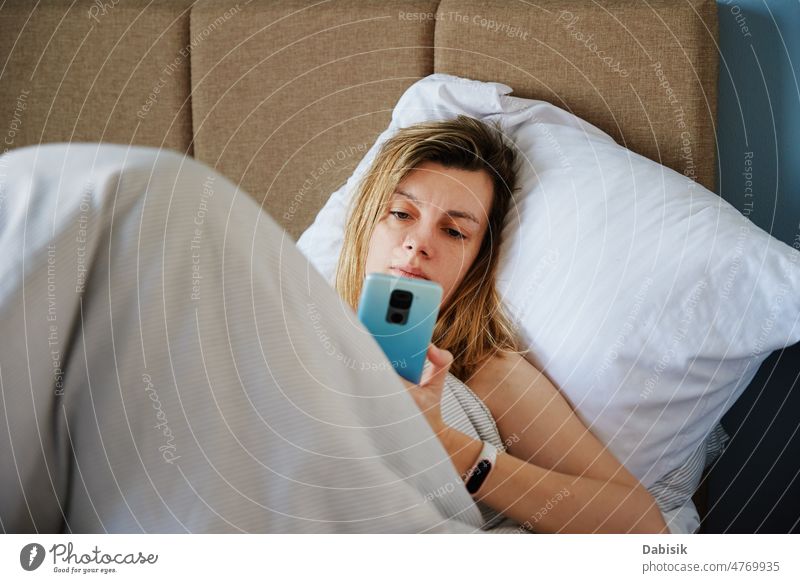 Frau mit Smartphone im Bett, Soziale Medien, Faules Wochenende Morgen online sich[Akk] entspannen Halt Telefon LAZY sozial Bildschirm Zelle Zeit schlafen