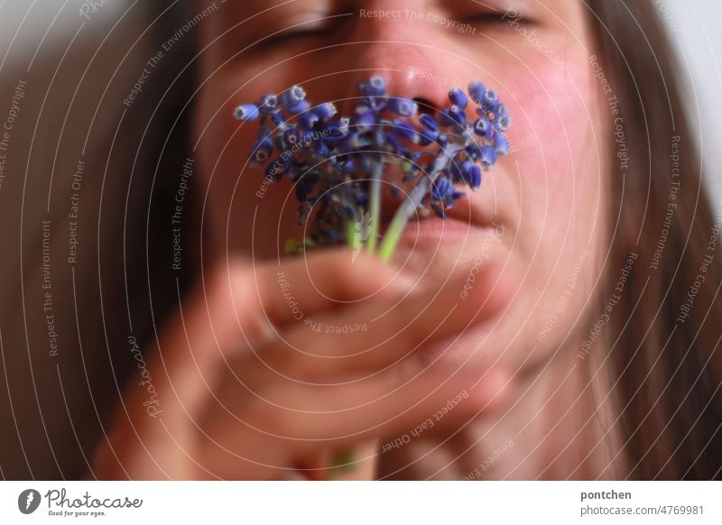 Eine frau genießt den Duft von wiesenblumen mit geschlossenen Augen Frau duft riechen genuss geniesen einatmen wellness halten Natur Blüte Lila Blühend Sinne