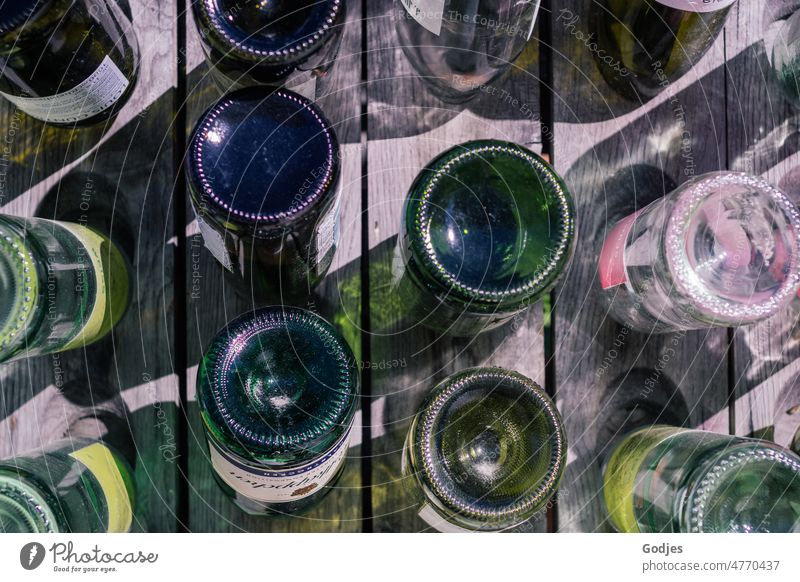 Weinflaschen stecken kopfüber in Holz Flasche Alkohol Farbfoto Getränk Glas Rotwein trinken Menschenleer Nahaufnahme Weingut Detailaufnahme