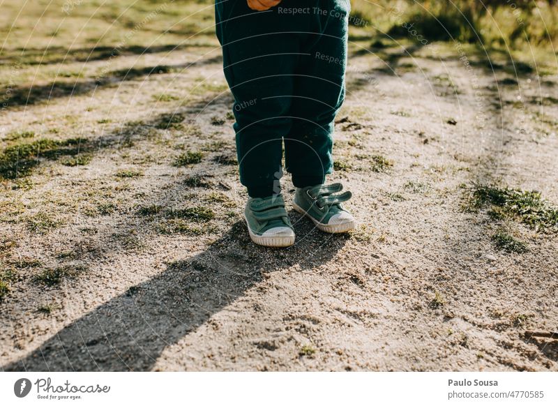 Niedlicher Junge mit grünen Segeltuchschuhen Kind Nahaufnahme Leinwand Schuhe Turnschuh Kindheit niedlich Farbfoto Tag Außenaufnahme Fuß lässig Lifestyle