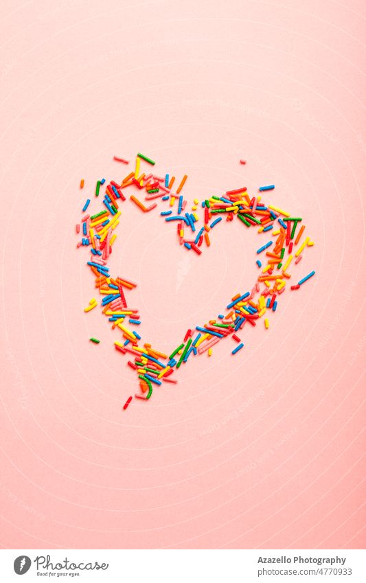 Einfaches Konzept, flach gelegt, mit einem Herz aus Zuckerstreuseln. abstrakt attraktiv Hintergrund Bäckerei Geburtstag blau Kuchen Bonbons Feier farbenfroh