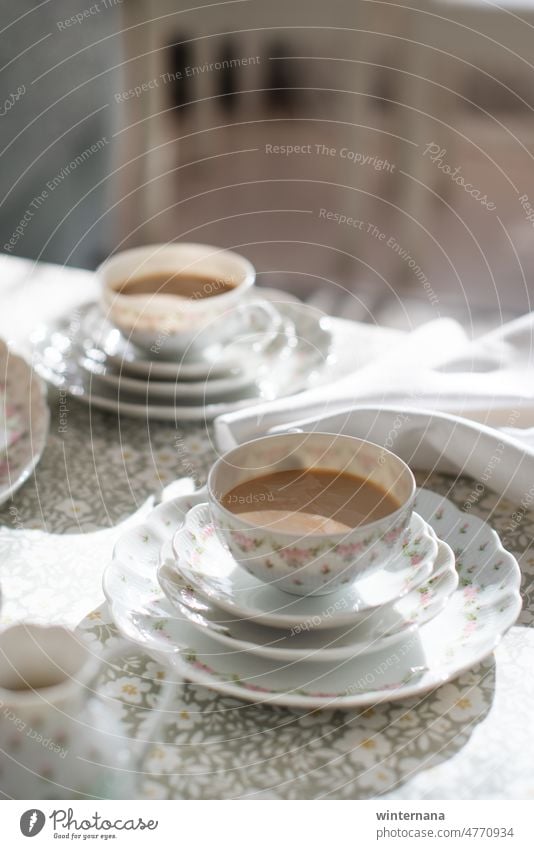 Tisch mit einer Tasse Kaffee mit feinem Germen-Porzellan romantisch breacfast Gerichte weiß trinken Getränk grün Blumen rosa heimwärts Heißgetränk melken Latte