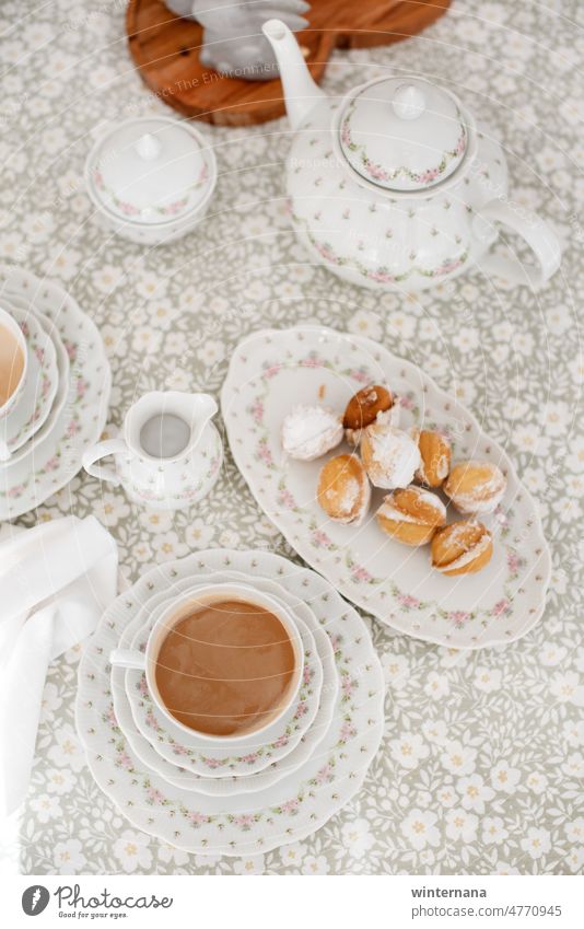 Schöner Tisch mit feinem Porzellan, Keksen, Kaffee Blume grün weiß rosa Teekanne Tasse Teller Cookies Bonbon melken Zucker Süßigkeiten süß Morgen Frühstück