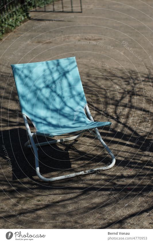 Halbschatten Stuhl Pause Sommer ausruhen blau Schatten Geäst Baumschatten Außenaufnahme Erholung Menschenleer Sonnenlicht Natur sitzen Farbfoto Sitzgelegenheit