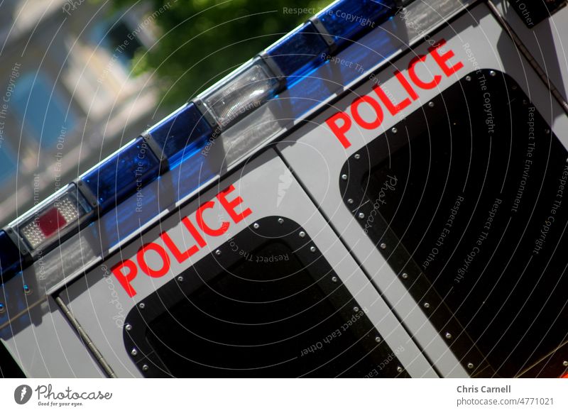 Britisches Polizeifahrzeug Schutz Ordnungswidrigkeit Sicherheit Straßenverkehr Kriminalität Verkehrsmittel Gefahr Hilfsbereitschaft aus urban PKW Fahrzeug