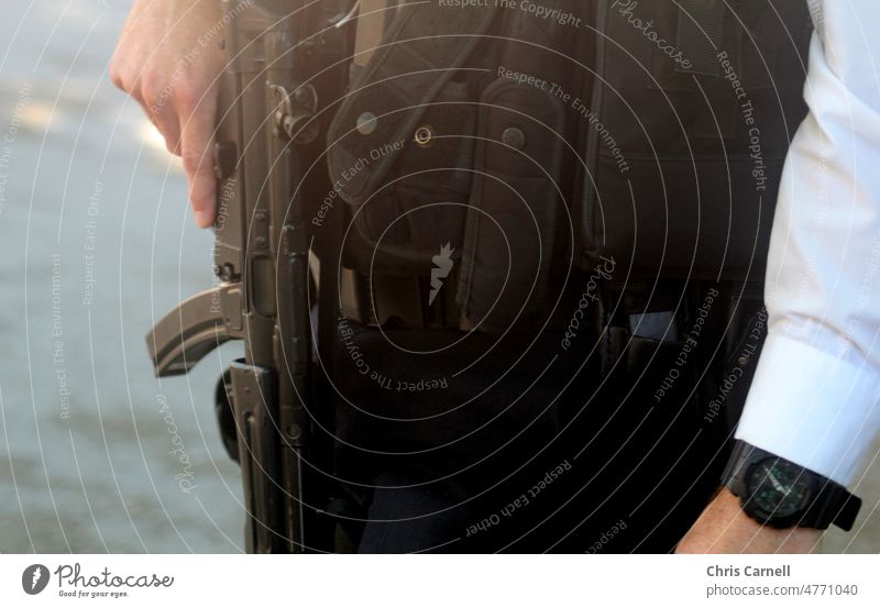 Britischer bewaffneter Polizeibeamter London England Weste Uniform taktisch zerquetschen Soldat speziell Schutz Sicherheit ops Offizier Militär Pistole