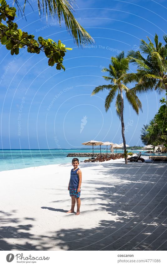 Kleines Kind an einem weißen Sandstrand mit Palmen Asien Strand schön Junge Karibik Küste Küstenlinie Kokosnuss niedlich Menschenleer Genuss exotisch Familie