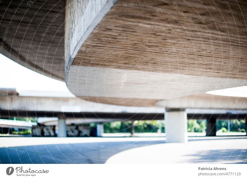 Sicht unter eine Betonbrücke, Focus im Vordergrund Brücke Autobahn Color Concret Bridge Bogen Kurve Grau trist Tristesse Außenaufnahme Architektur Verkehr
