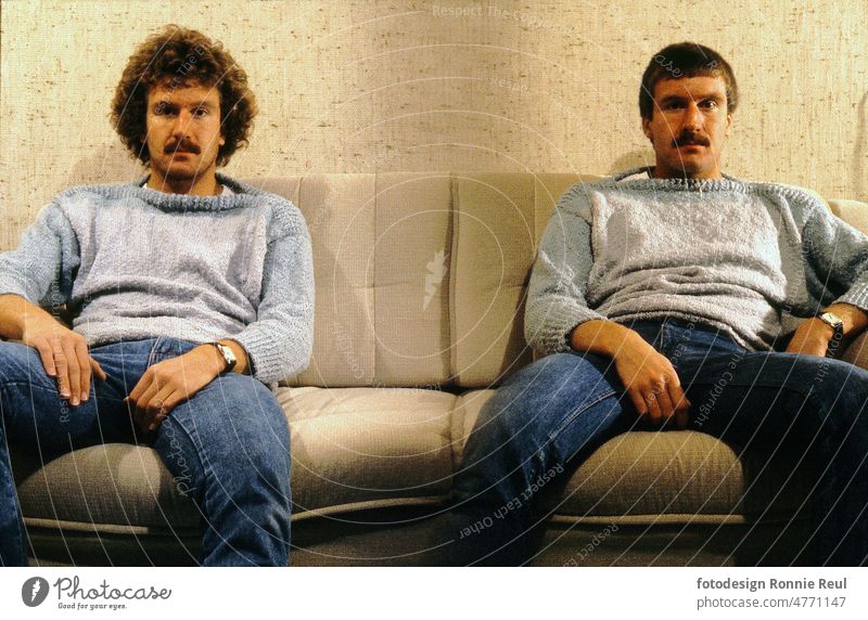 Junger Mann vor und nach dem Friseurbesuch mit miesem Haarschnitt Mann zwischen 20 und 20 Jahren Sofa Frisur Achtziger Jahre Retro Nur ein Mann