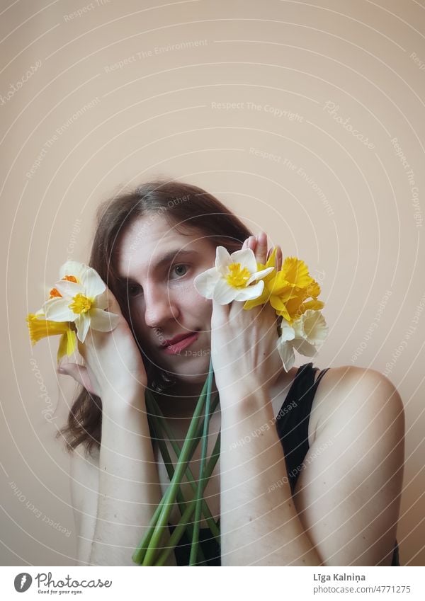 Porträt mit Narzissen Frühling Natur Blume Blüte gelb Gelbe Narzisse Frühblüher Frühlingsgefühle Frau Selfie Selbstportrait