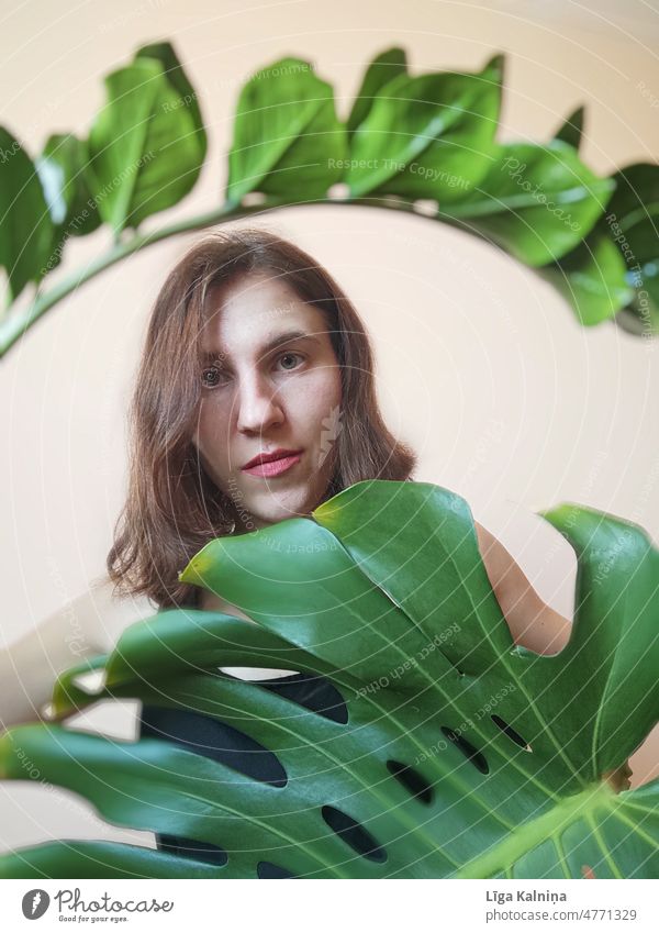 Porträt Frau Selbstportrait Mund Mensch Auge Gesicht feminin Licht Nase Pflanze Blätter Fensterblätter