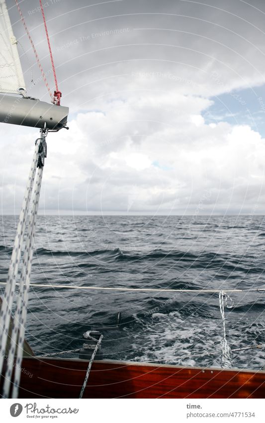 dicke Luft über Dänemark maritim taue wellen seile segelboot ostsee wasser segeln reling hauptsegel gischt wolken horizont Oberfläche segelsport wassersport