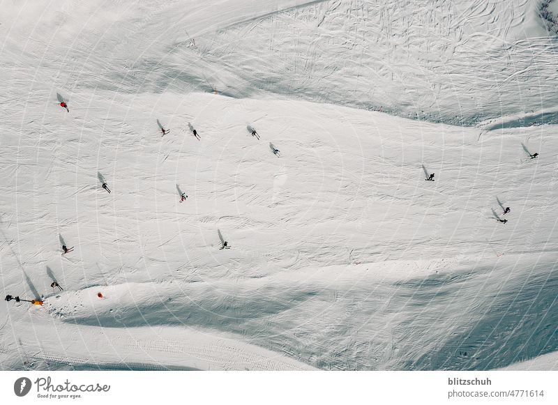 Skifahren aus der Vogelperspektive wintersport kurven sportlich action Schnee kalt drohne natur von oben vogelperspektive suisse suisa switzerland schweiz