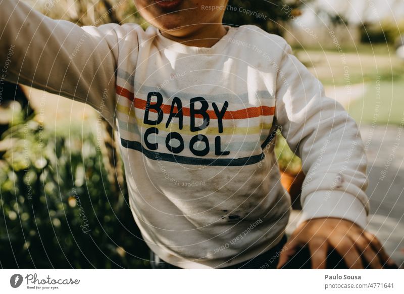 Kind mit schmutzigem Hemd Sweatshirt T-Shirt lässig jung Textfreiraum Lifestyle außerhalb Sommer Natur dreckig Kindheit cool Baby cool Attrappe authentisch