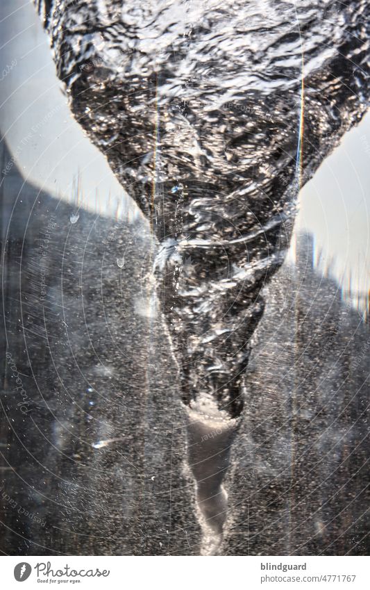 Sturm im Wasserglas Wirbel Strudel Neer Wasserstrudel Luftblasen Sog Wasserflüssig Wasserwirbel Menschenleer Spirale Strukturen & Formen Natur nass feucht