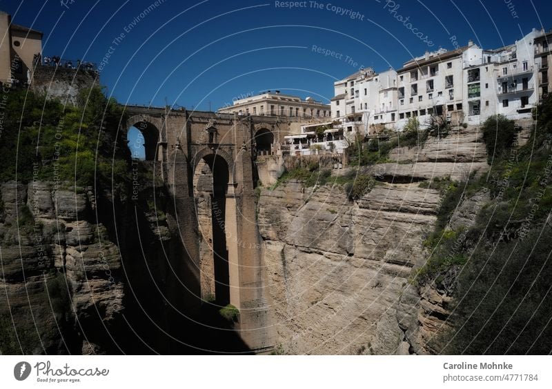 Blick auf die Puente Nuevo brücke Brücke Architektur Himmel Außenaufnahme Bauwerk Stadt Menschenleer Sehenswürdigkeit Wahrzeichen Gebäude Altstadt Andalusien