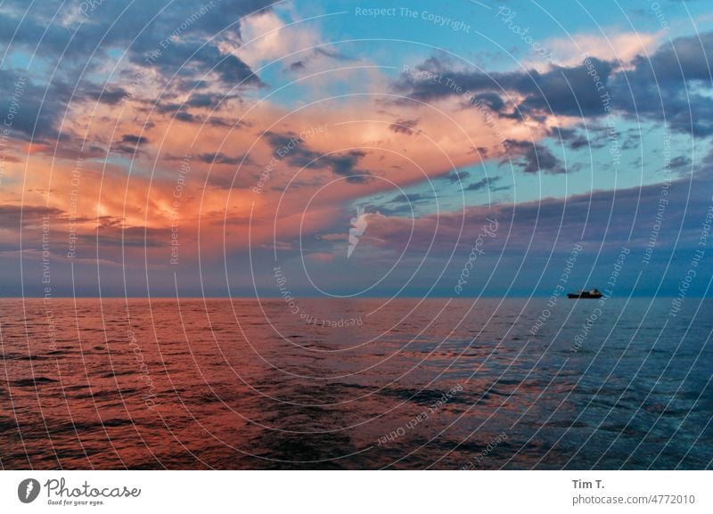 der Himmel über der Ostsee Meer Schifffahrt Wolken Farbfoto Wasser Außenaufnahme Ferien & Urlaub & Reisen Menschenleer Horizont Natur Wasserfahrzeug Tag blau