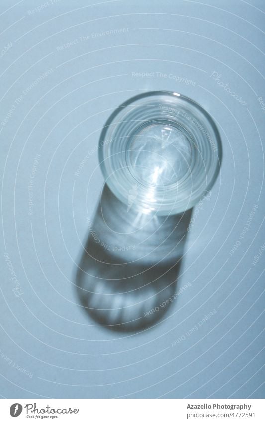 Glas mit sauberem Wasser mit Schatten in blauem Monochrom. aqua Getränk Körper Sauberkeit sauberes Wasser übersichtlich Kaltwasser Konzept konzeptionell kreativ
