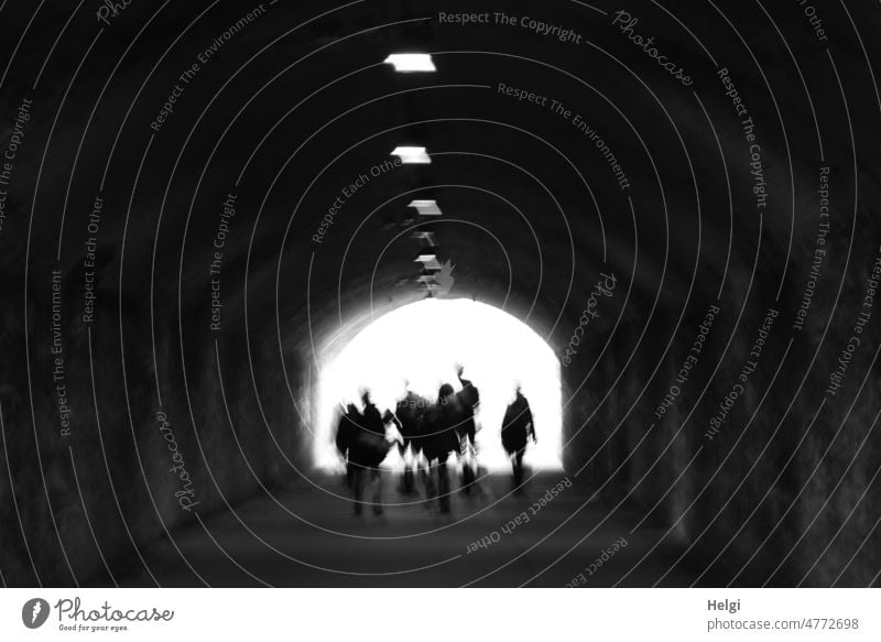 Tunnelblick - mehrere nicht erkennbare Personen stehen im Licht am Ende eines Tunnels Schatten Menschen Unschärfe Dunkelheit dunkel Kontrast Silhouette