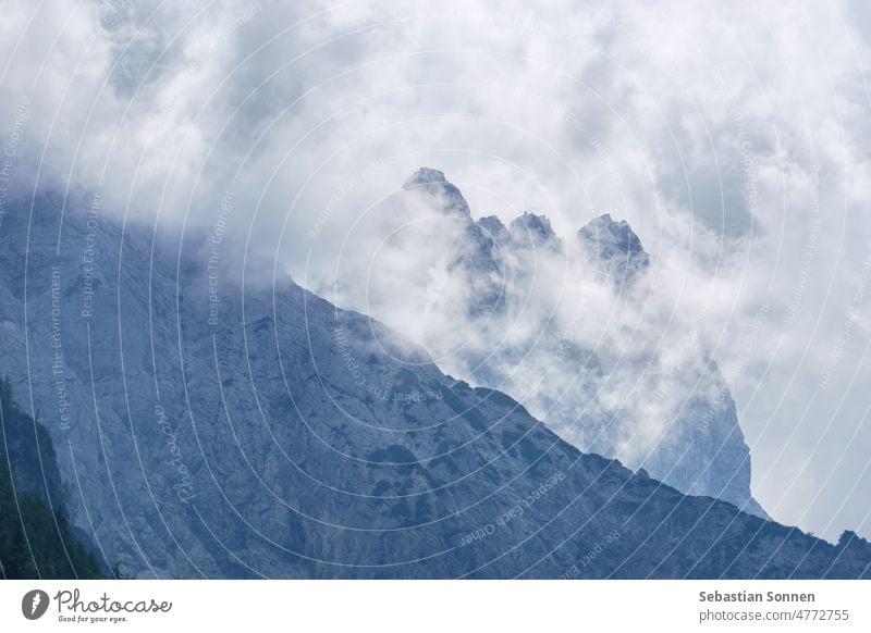 Wolken vor einem Berggipfel in den Julischen Alpen, Triglav-Nationalpark, Slowenien Felsen Natur Berge u. Gebirge Himmel Landschaft Panorama blau Tourismus