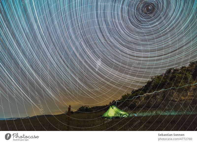 Sternspuren um den Polarstern über beleuchtetem Zelt in felsiger Landschaft in Kroatien Nacht Himmel Natur Licht Abenteuer Norden Lager Abend Sommer startrail