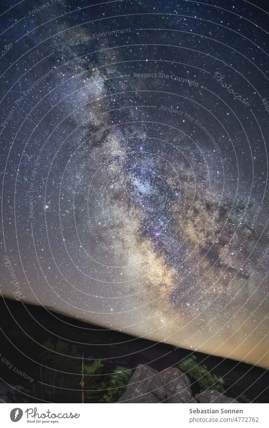 Milchstraßenkern über der Berglandschaft im Velebit-Nationalpark, Kroatien Stern Himmel Nacht Milchstrasse Landschaft Belichtung Licht reisen kosmisch dunkel