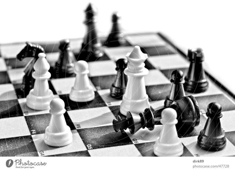 Schachmatt schwarz Schachbrett kariert Macht weiß König herrscher Dame Läufer gestürzt mögen Nahaufnahme