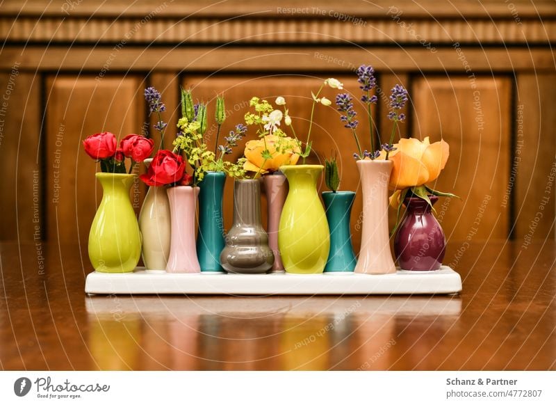 viele Blüten in vielen kleinen Väschen Blumenvase Dekoration Frühling blühen bunt divers Diversität dekorativ Tisch