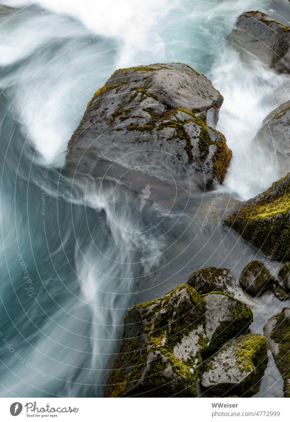 Schnell fließendes Wasser und ruhende Steinbrocken, moosbewachsen Fluss rauschen wild Bewegung Wellen Gischt Steine Felsen Brocken Hindernisse Wasserfall herab